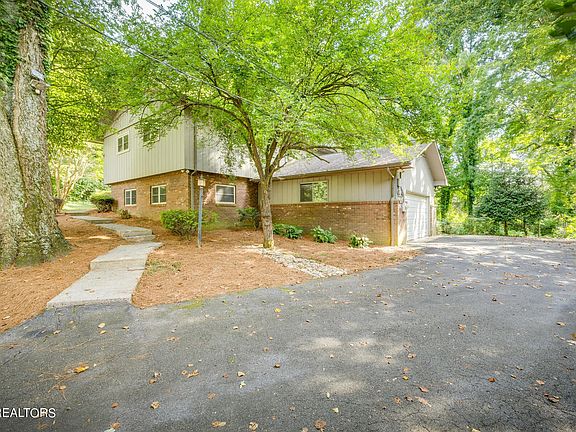 3rd image of 11515 Packard Ln