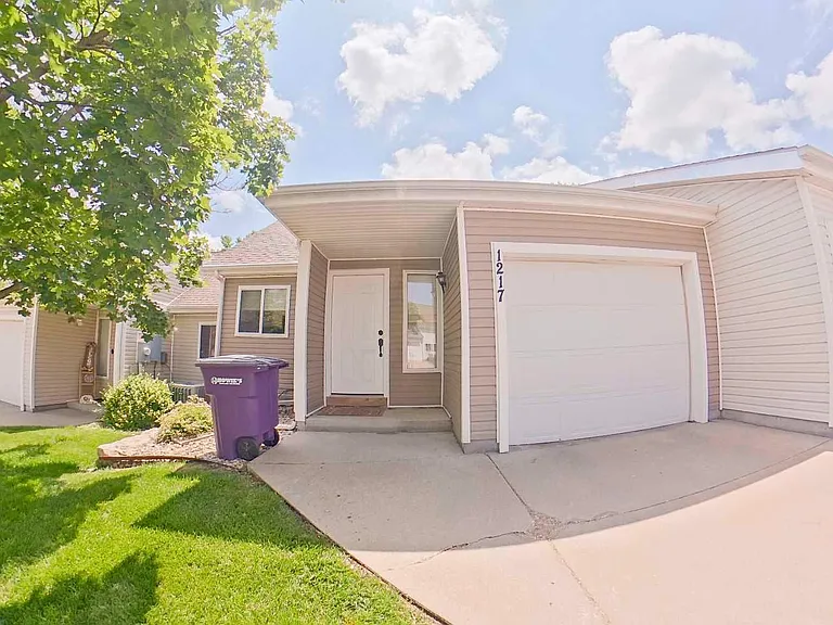 1217 Newfoundland Dr — Photo 1