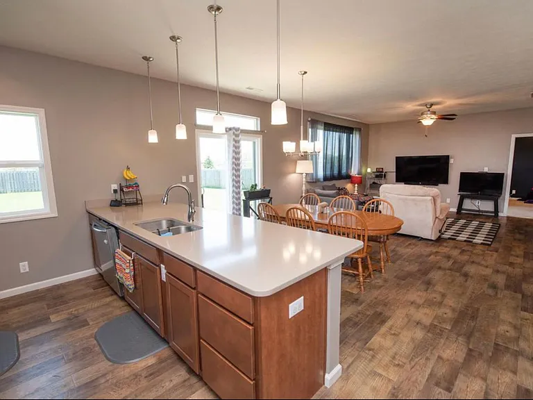 6173 Silvercreek Dr — Photo 9