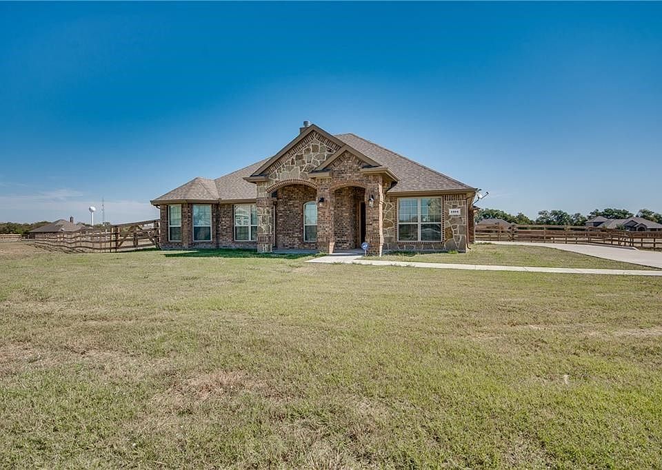 Country Living at it's Finest!  Never lived in DR Horton built on 1 acre!!!