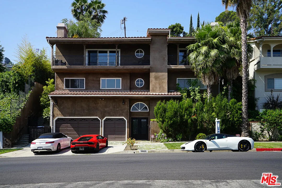 5 bed, 4.5 bath, 4076 sqft, $9,950 — Photo 1
