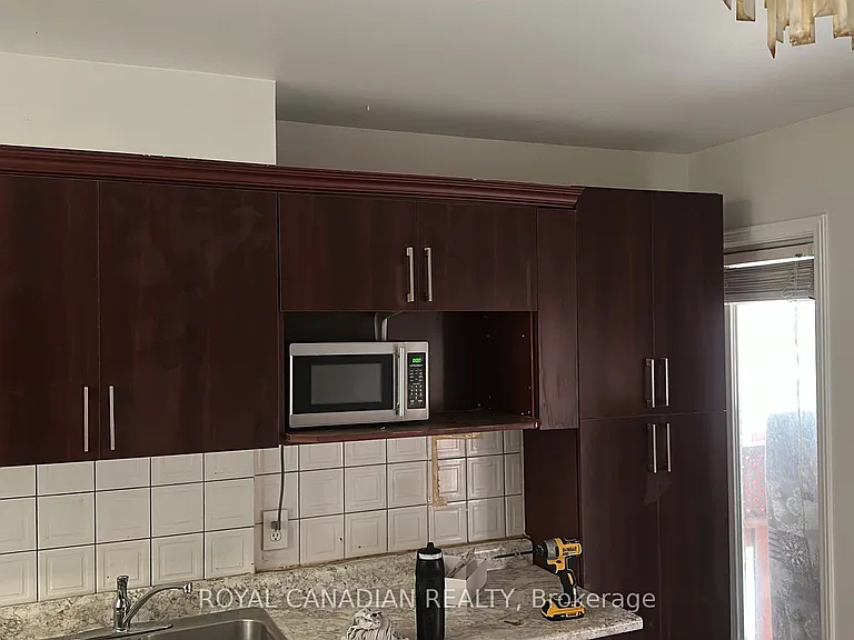 112 Lauraglen Cres — Photo 5