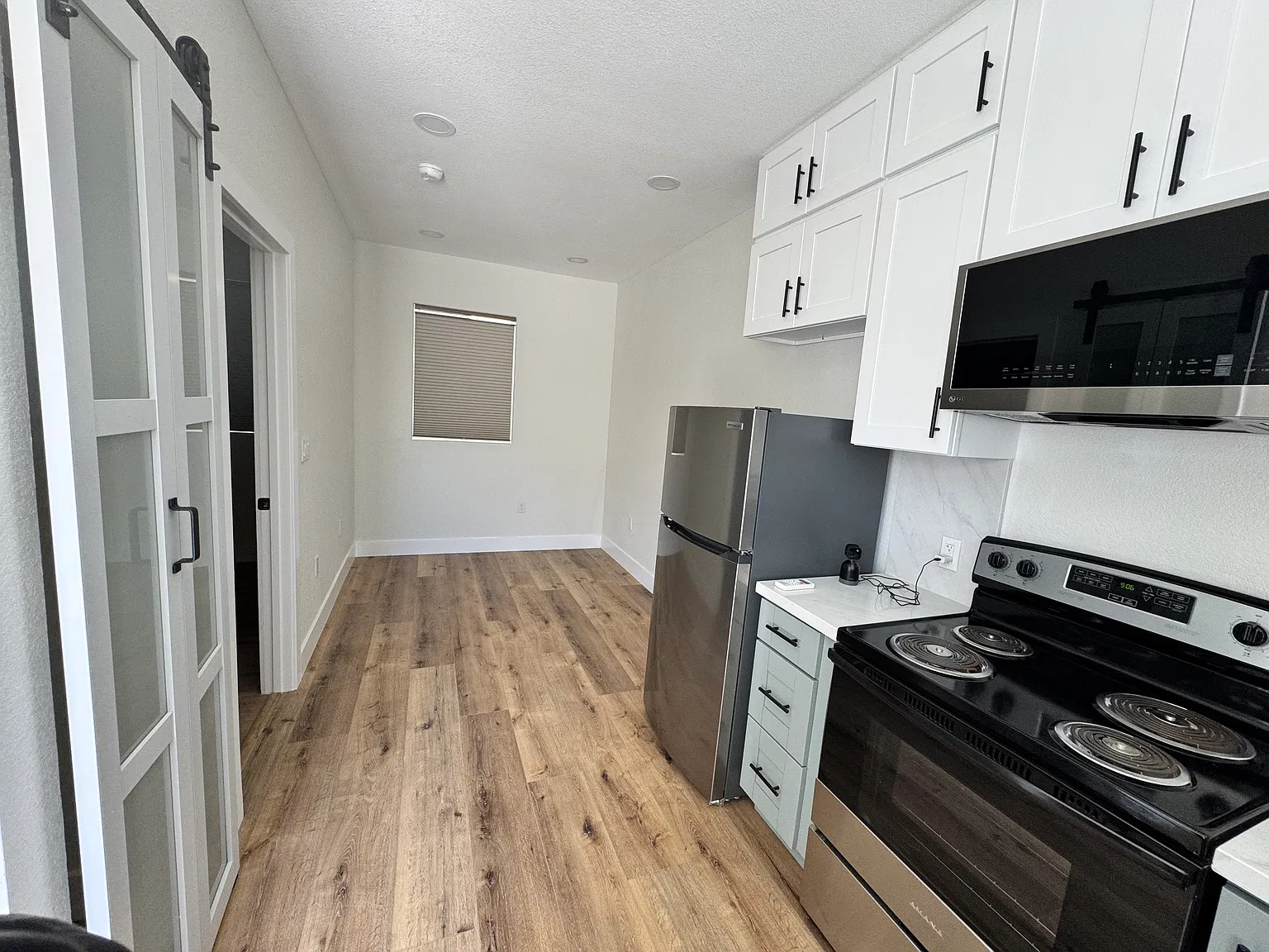 1 bed, 400 sqft, $2,095 — Photo 3
