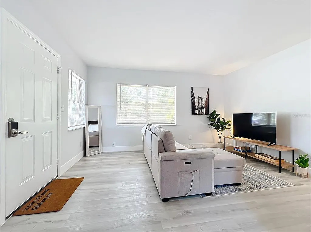 2 bed, 1.0 bath, 678 sqft, $1,650 — Photo 3