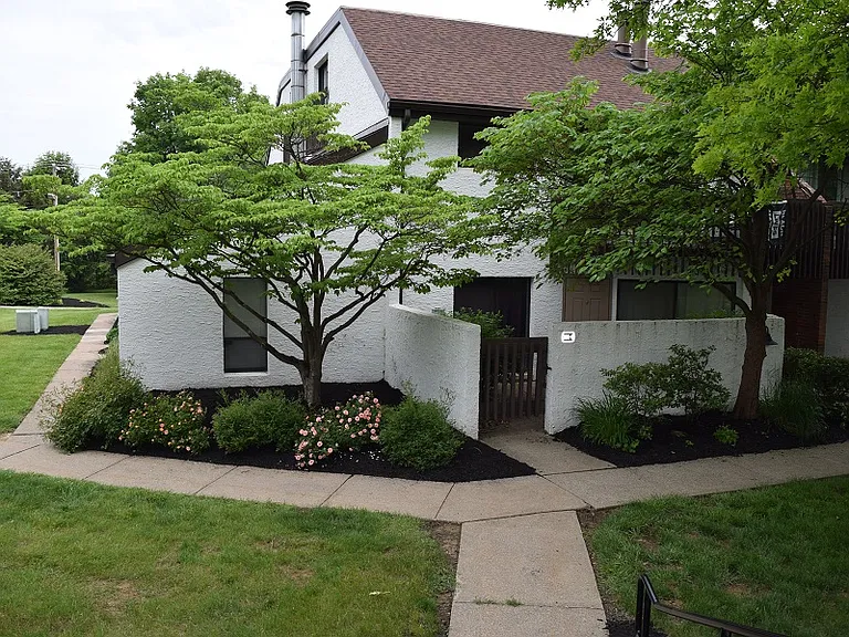 801-8 Stratford Dr — Photo 1