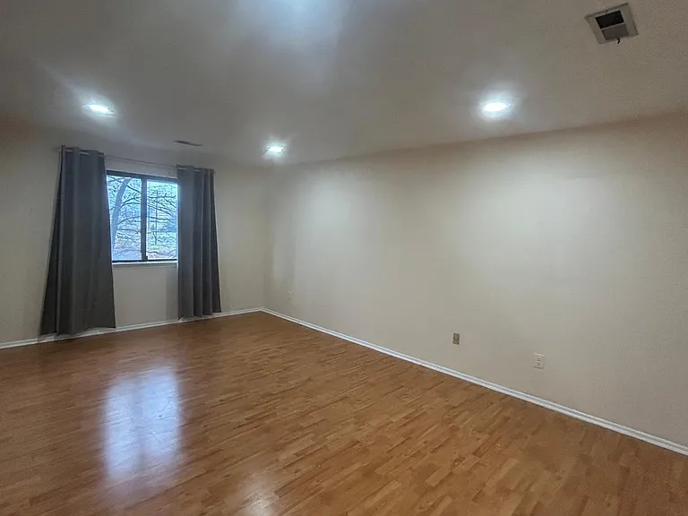 210 Edison Glen Ter — Photo 10