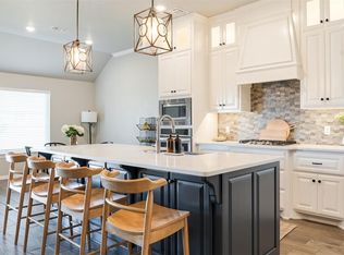 2925 Clover Field Dr, Edmond, OK 73034