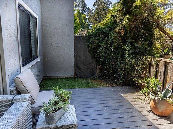 4th image of 900 Cambridge Dr Unit 31