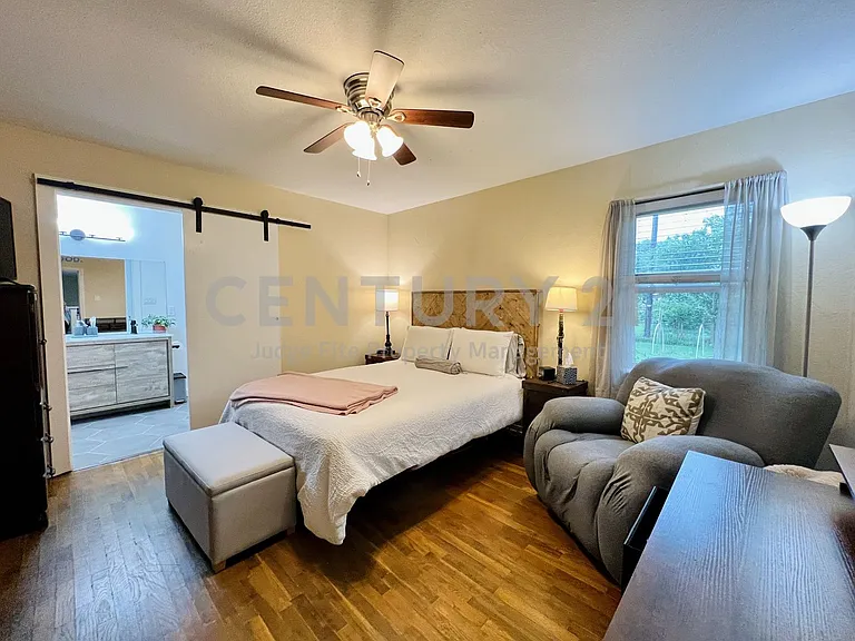 310 W 15th St — Photo 5