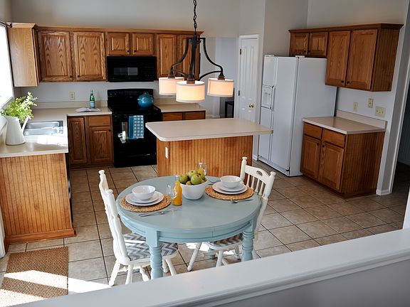 Great eat in kitchen!