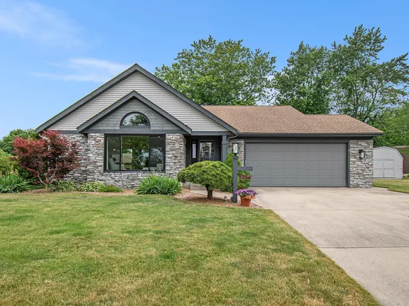1354 Pickwick Ct, Nappanee, IN 46550