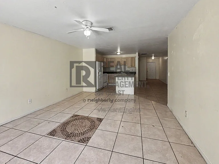 910 E 12th St — Photo 13
