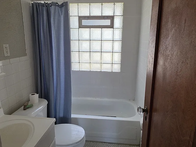 1432 W 48th St #1 — Photo 9