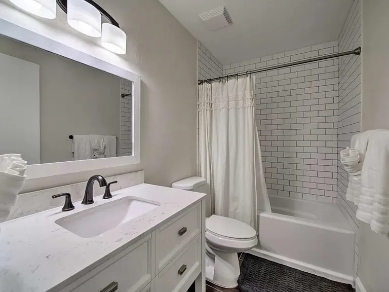 3327 S Poplar St — Photo 14