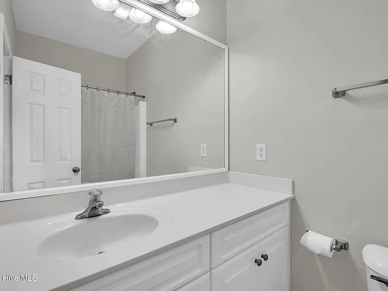 136 N Palm Dr — Photo 10