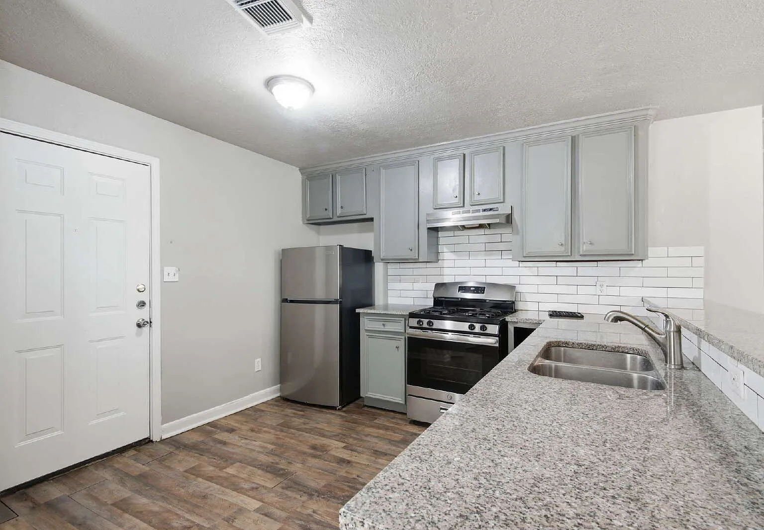 2 bed, 1.0 bath, 900 sqft, $1,350 — Photo 1