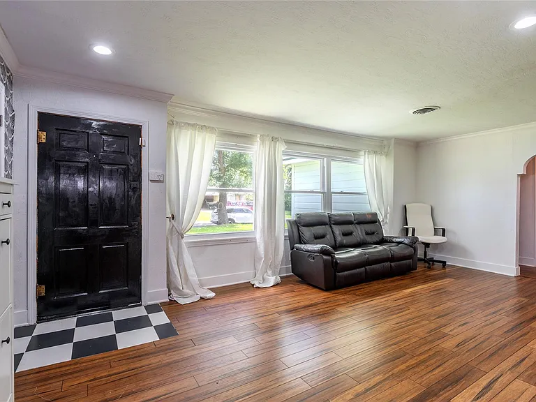 1219 Park Ln — Photo 3