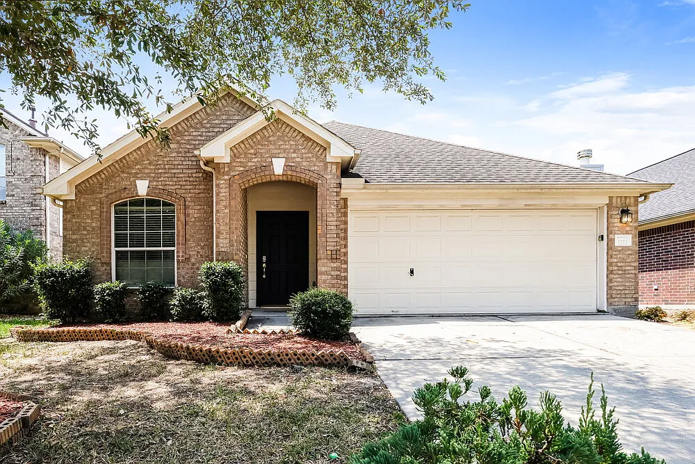 3 bed, 2.0 bath, 1656 sqft, $1,975 — Photo 1