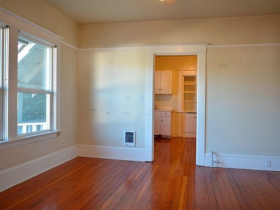 4th image of 3956 N Albina Ave