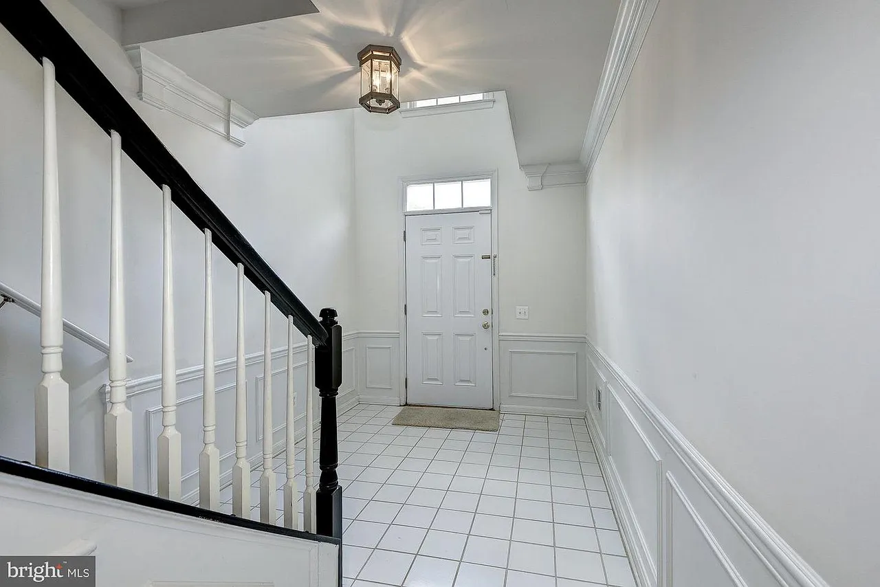 4 bed, 3.5 bath, 2400 sqft, $3,800 — Photo 4