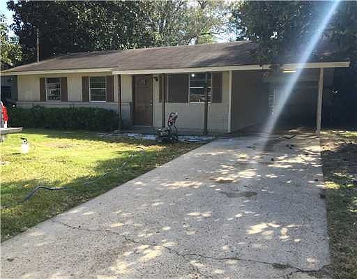 1st image of 216 Woodland Cres