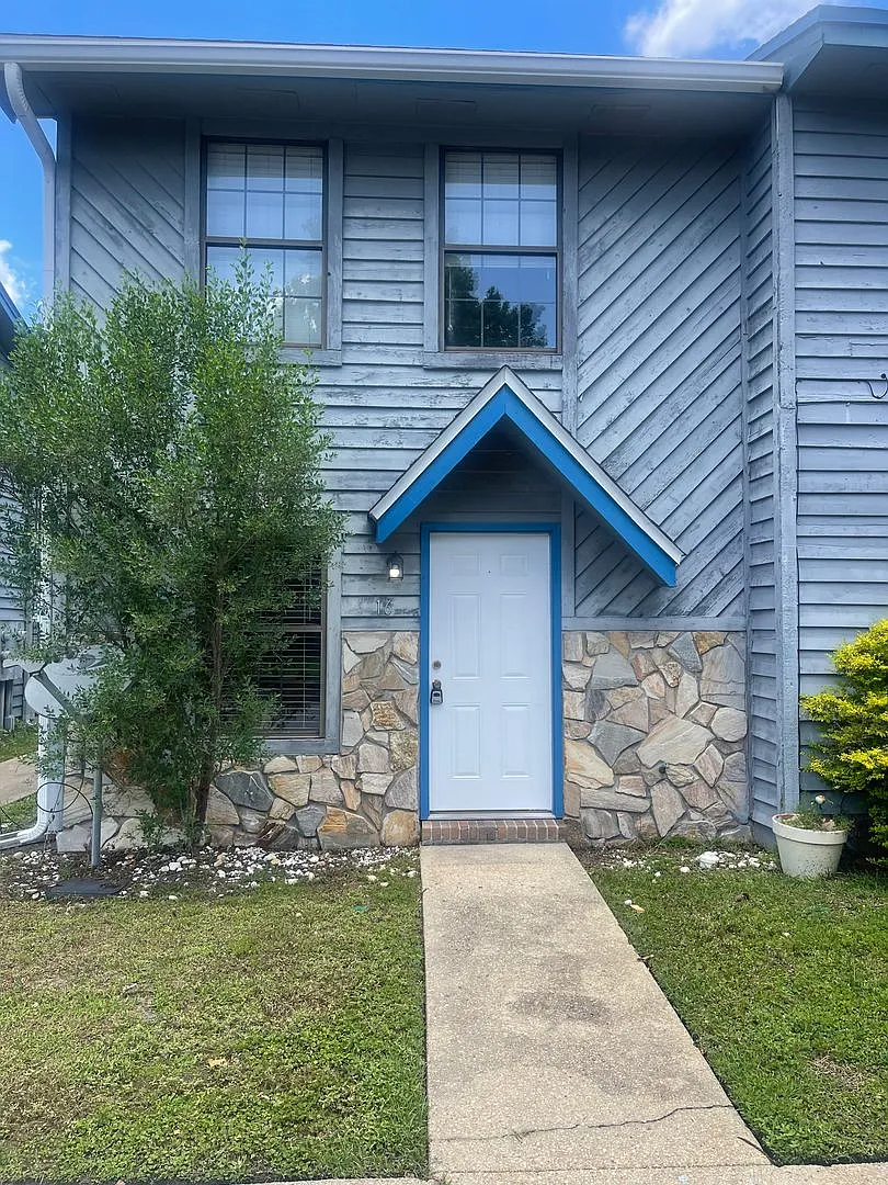 Pool-View/ Access - 2 Bedroom 1.5 Bath Townhome - $1500 /Mo. — Photo 1