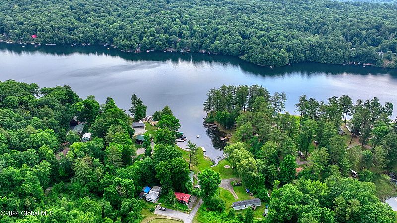 3rd image of 302 Hadlock Pond Road