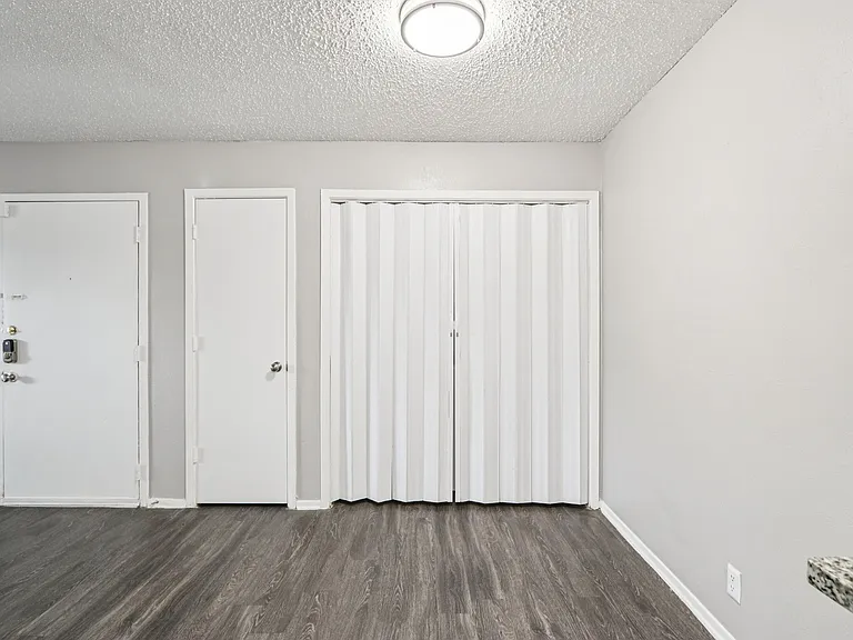 B1 - 2BD, 2BA - 920SF - Laundry
