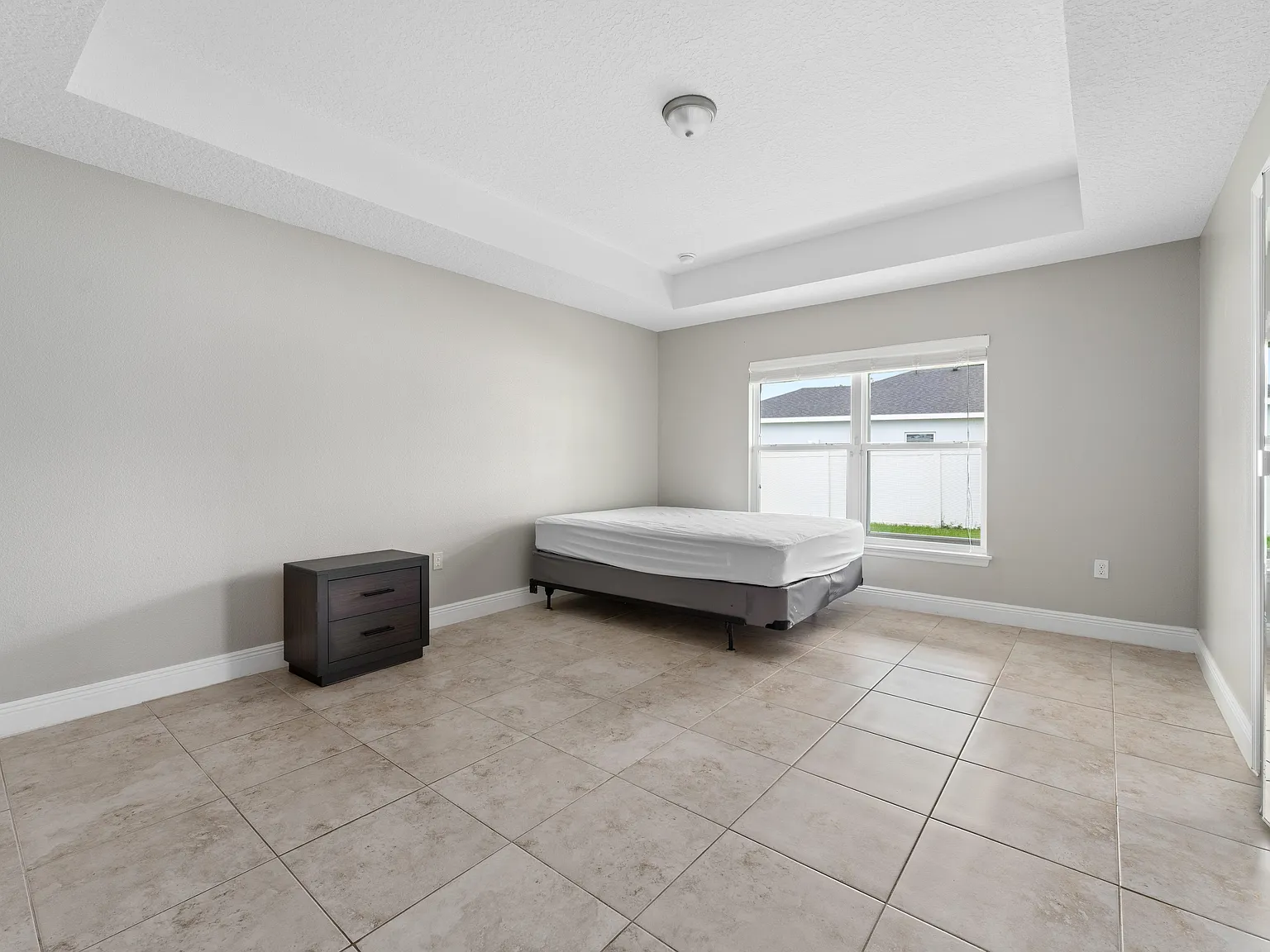 4 bed, 3.0 bath, 2000 sqft, $905 — Photo 1