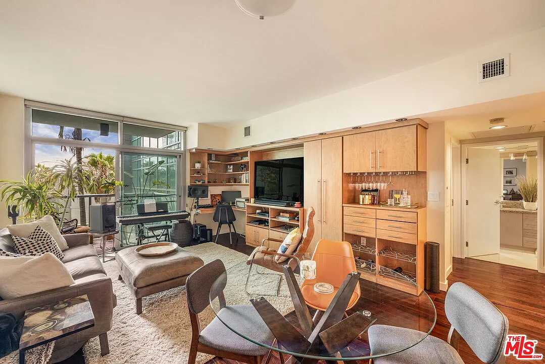 1 bed, 1.0 bath, 814 sqft, $4,250 — Photo 2