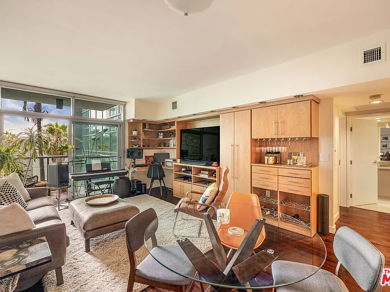 13700 Marina Pointe Dr #415 — Photo 2