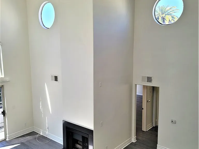 2050 S Bentley Ave — Photo 44