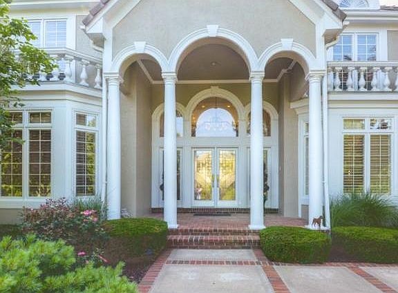 SPECTACULAR ENTRANCE!