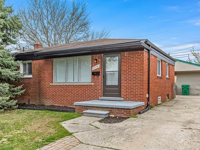 33151 Florence St — Photo 1