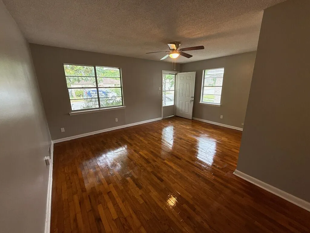 Cozy 2-Bedroom Duplex with Hardwood Floors & Functional Layout — Photo 4