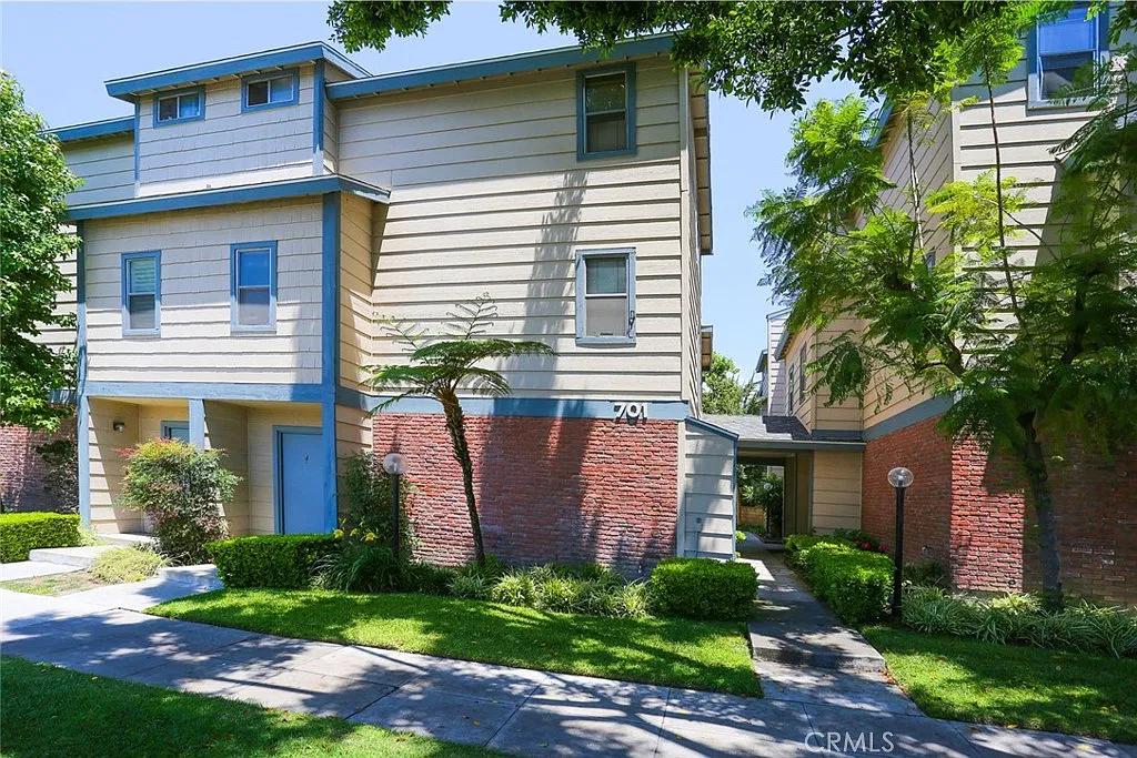 2 bed, 1.5 bath, 1127 sqft, $3,600 — Photo 1