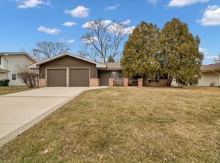 2S168 Mayfield Ln, Glen Ellyn, IL 60137