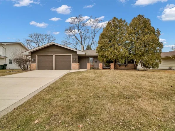 2S168 Mayfield Ln, Glen Ellyn, IL 60137