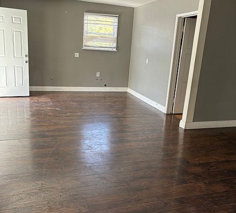 4th image of 7839 Hazeltine Ave
