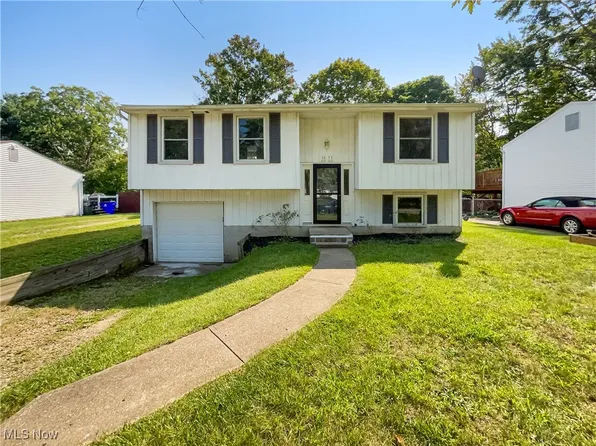 1053 Sunnywood Ln, Ravenna, OH 44266