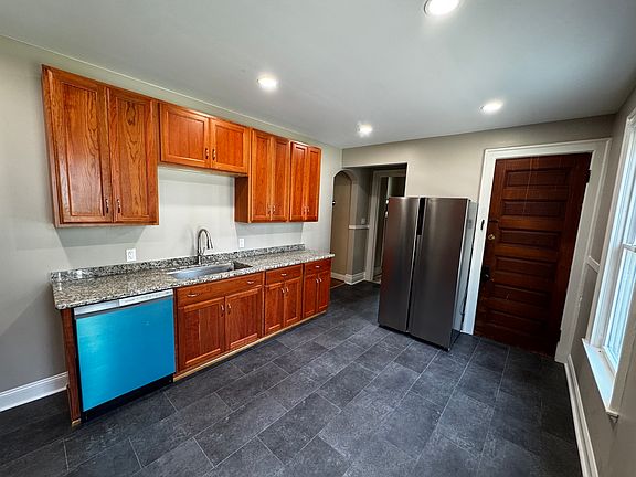 2nd image of 294 Baynes St #1