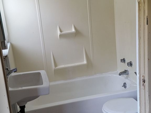 Tub with surround (TH 1)