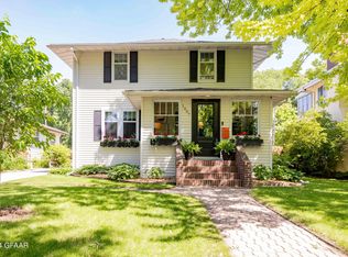 1007 Reeves Dr, Grand Forks, ND 58201