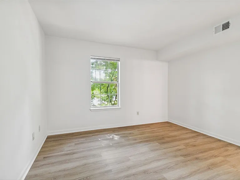 Amhurst III Apartments — Photo 13