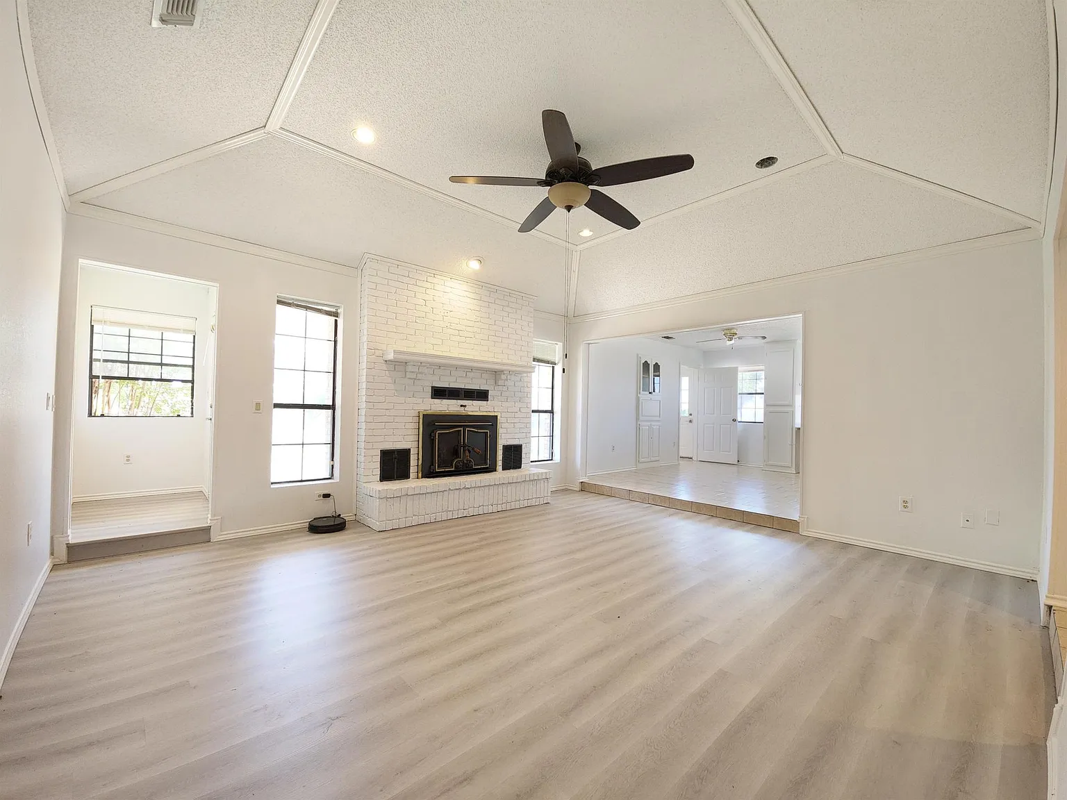 3 bed, 2062 sqft, $3,000 — Photo 4