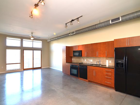 2nd image of 2124 E 6th St Unit 309