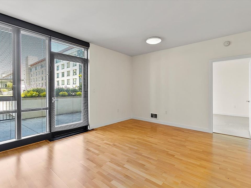 1st image of 260 King St Unit 447