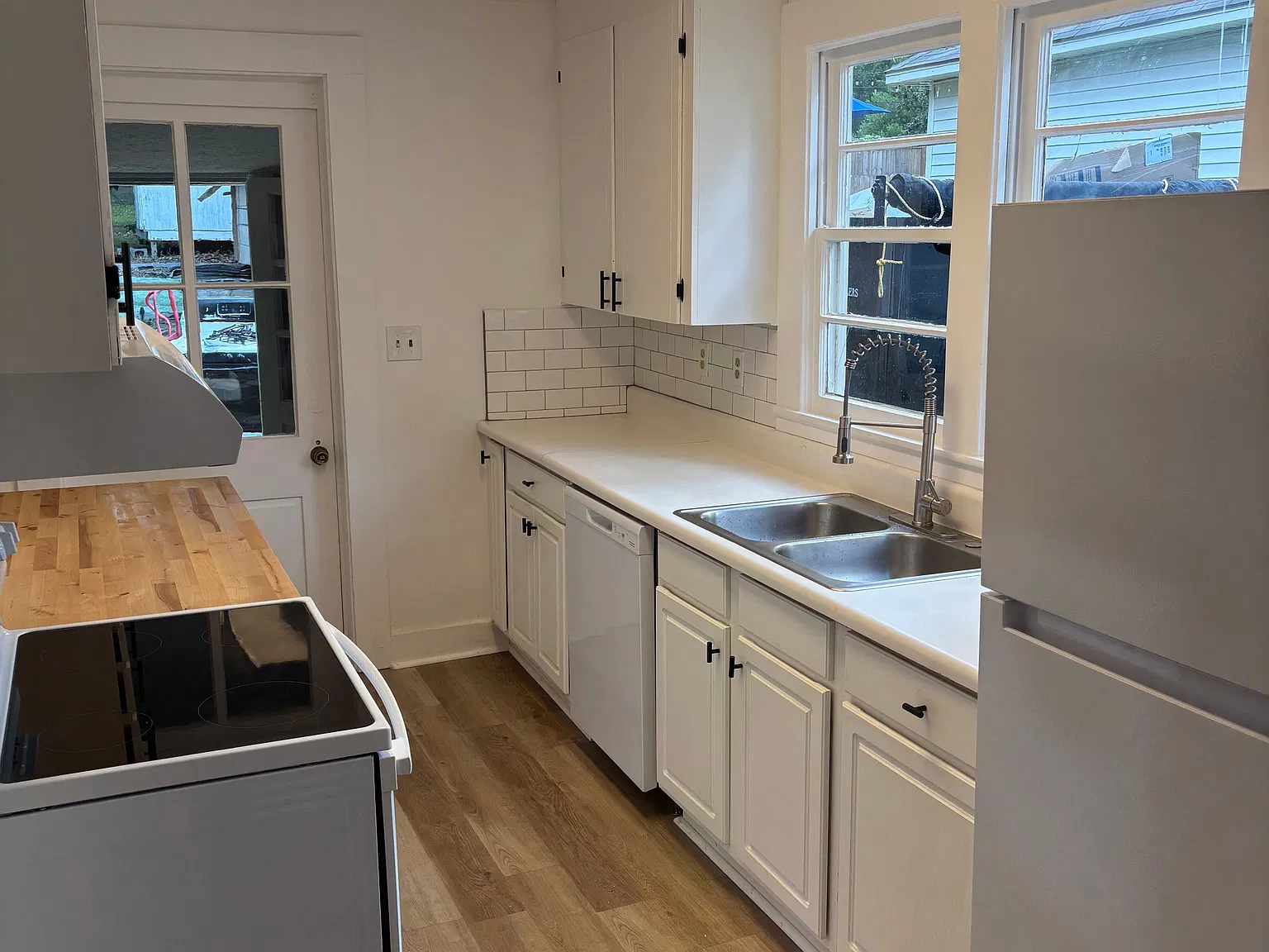 3 bed, 1.0 bath, 1002 sqft, $1,575 — Photo 2
