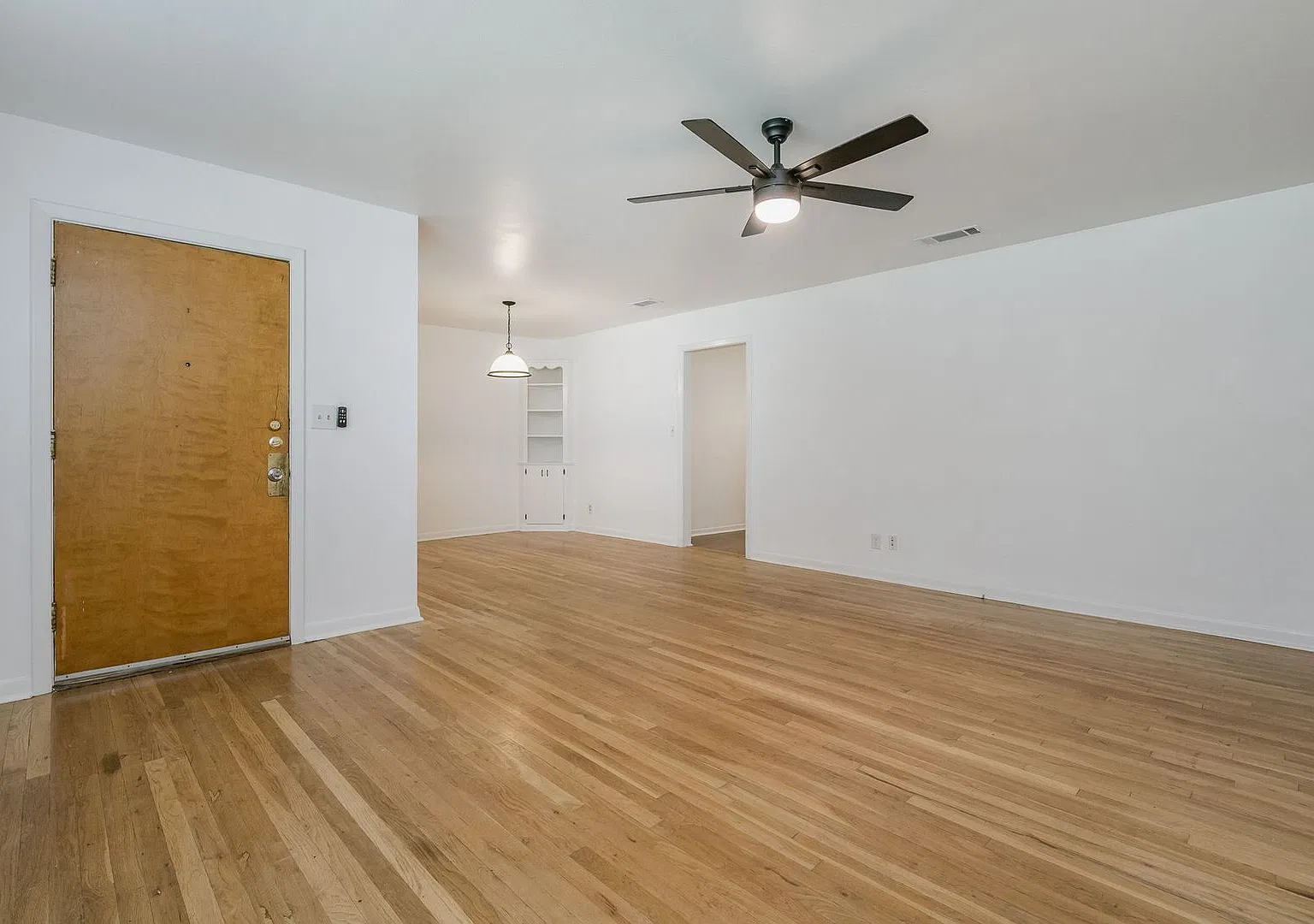 3/2/1 For Lease in Beautiful Neighborhood! — Photo 4