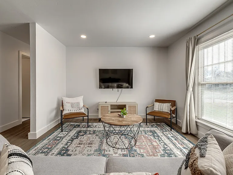 1111 W Comanche St — Photo 4